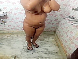 Desi Girl Hot Maya Bathing Show