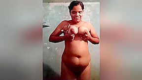 Desi Tamil Wife Bathing