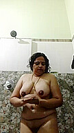 Kerala Aunty Kuli Scene – Bathing Selfie Video