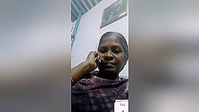 Today Exclusive -desi Aunty Shows Her Boobs To Lover On Video Call 2