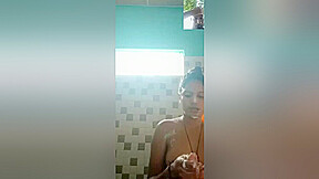 Today Exclusive- Desi Girl Showing Her Bathing On Video Call